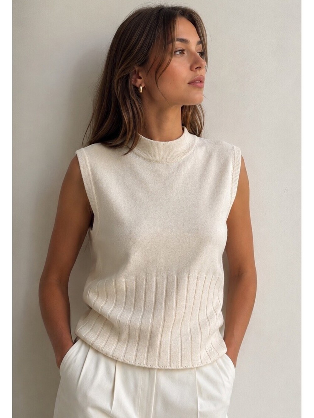St. John Sport Marie Gray Women’s Sweater Vest Size P Cream Sleeveless Knit USA